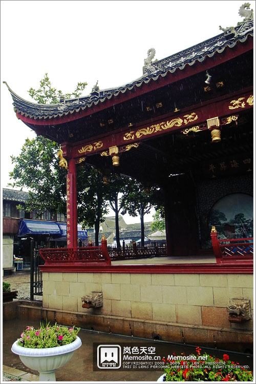 影剧院旁边就是戏台,可惜当时正在下雨,不然可能可以看到戏剧表演呢