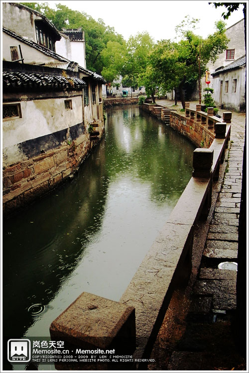 下雨的水乡原来是更有感觉的,人少,气氛也很好
