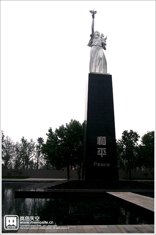 纪念馆相当大,足足有两层。采用了多种多媒体手段来呈现那段屈辱的历史,但是由于场内严禁拍摄,也是对逝者的尊重,我就把相机收好用心参观了。这个是出馆后看到的和平雕塑,看到这个雕塑才让我压抑的心情得到缓解。