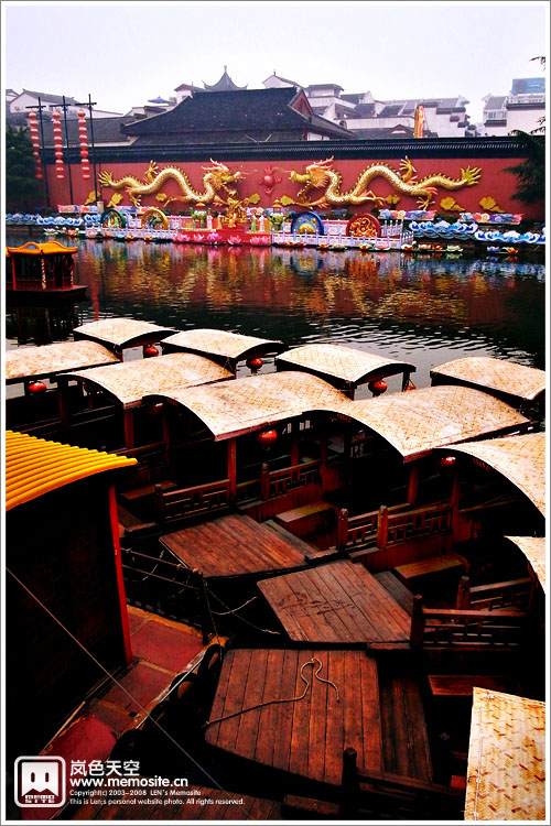 夫子庙即是孔庙,夫子庙是孔庙的俗称,原来是供奉和祭祀孔子的地方。始建于宋,位于秦淮河北岸的贡院街旁。夫子庙以庙前的秦淮河为泮池,南岸的石砖墙为照壁,全长110米,是全国照壁之最。
