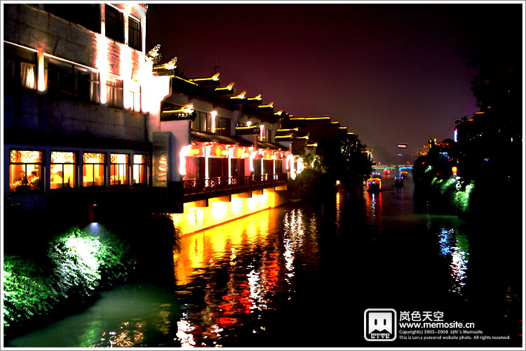 夜游秦淮河也是南京游的一个重要环节。我们上船时已是灯火辉煌。是船,其实也不是,古时叫画舫,今人作其旅游文章,所以仍叫画舫。船可载人,画舫也可载人;船是一种工具,而画舫,则是一道风景。南京,大约因为这道风景,而增添了一些魅力。由于GRD II的夜景拍摄能力较弱,所以我只挑了一张来记录记录。