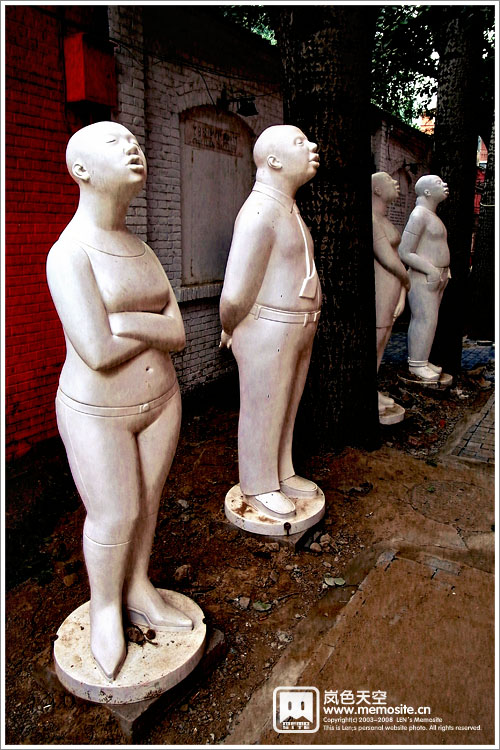 呆立在路边一角的雕塑