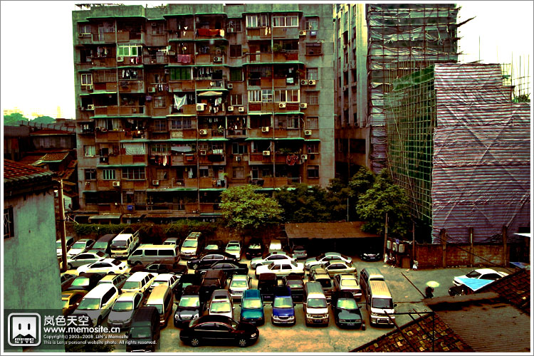 窗外的停车场，这里曾经是一片平房，十年前拆迁后，曾经成了市场，荒草原，最近变成了停车场