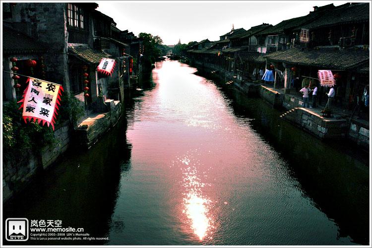 走到桥上看看西塘的全景
