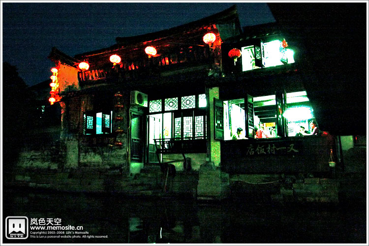 入夜坐船游西塘,由于船快光线差,噪点就多了点
