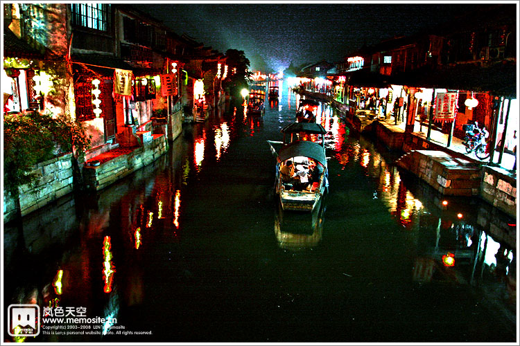 夜晚的西塘更热闹,大家都在岸边吃大餐