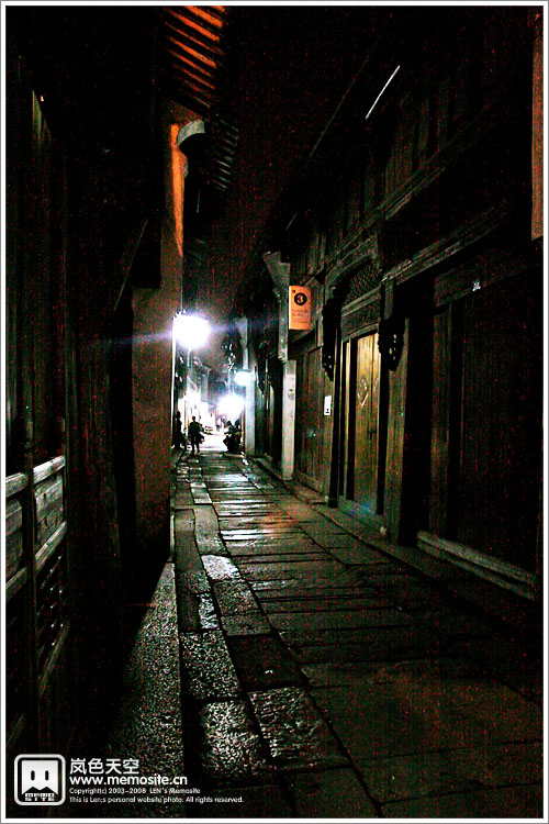 入夜后的乌镇，邻里在街上闲聊