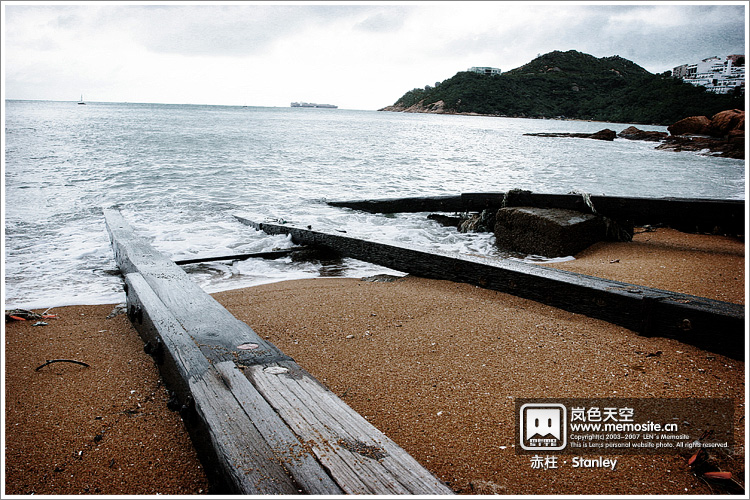 赤柱的海滩,山那边都是豪宅