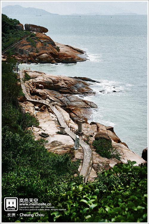 从张保仔洞望出去的海边,远处就是珠海的海域了