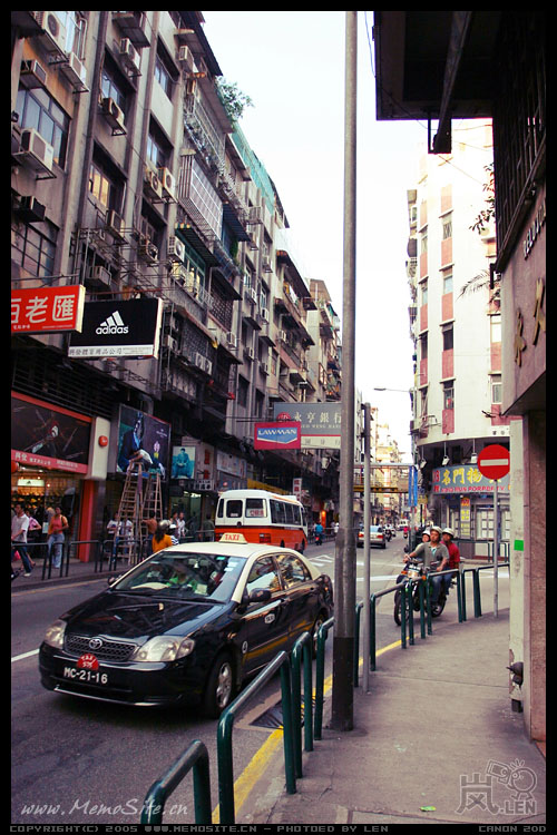 当地的澳门居民已经习惯这种环境，整个城市繁而不乱的运作着