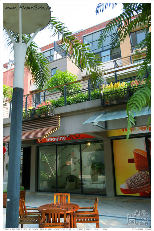 楼上是住宅,楼下是西欧味十足的店铺,面对的是湖景