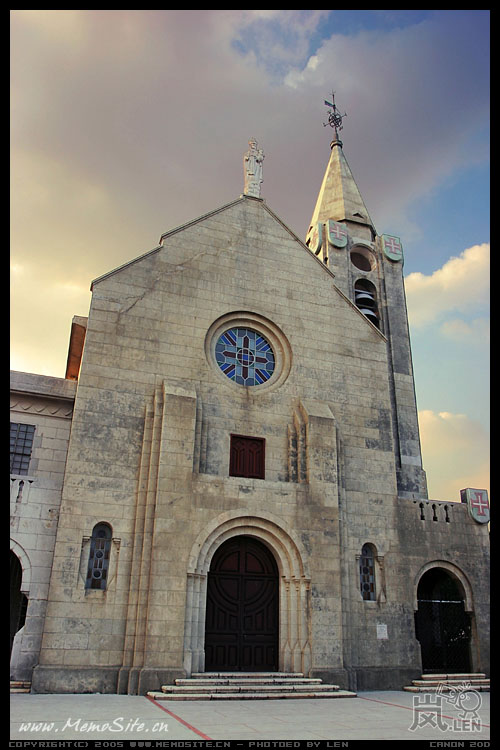 主教山小堂·Chapel of Our Lady of Penha主教山小堂又称海崖圣母小堂,1622年建于炮台旁,殿堂简朴,山径迂回。1835年重建后得以逐步扩大成为今天的规模