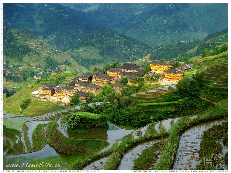 恰逢太阳西斜照在田头寨上,风景如画的成语套在这里当之无愧。