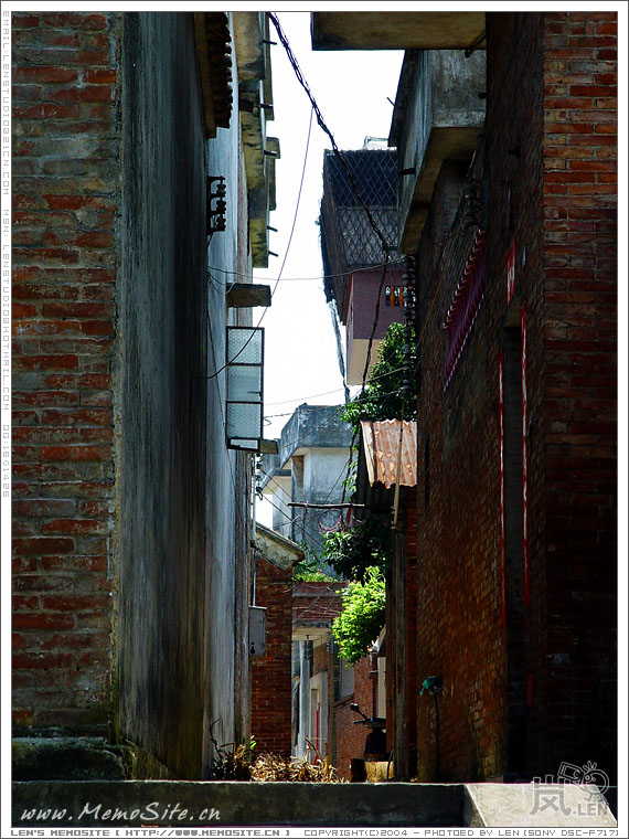 新旧房屋的对比，看到了逢简也在跟着社会的步伐前进