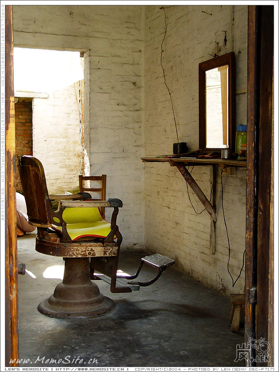村口的理发店，看到了久违的理发椅，怀念ing！