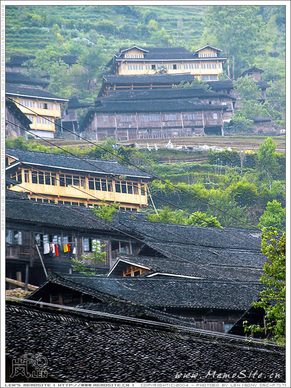 古壮寨的常住人口不少,还没有开发成给旅人住宿,寨里住的都是这片梯田的耕作者。