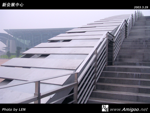 转到新会展的另一面，在通往二层的楼梯下按了快门