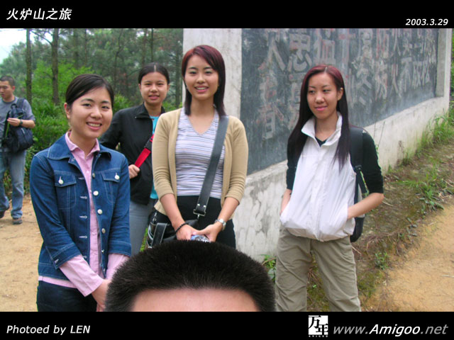 两个男人去了探路，剩下偶跟百爷公在守寨。被众MM的强迫之下拍了一张······可怜我那半个都不够的头