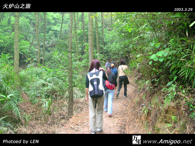 好了，探路的男人回来了，方向也找到了。继续前进咯～～～还别说，真的很有野外的感觉呢！进山以后完全脱离了城市的感觉。