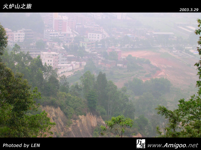 经过一轮唏嘘的山路历程后，来到山腰的一处平台，回望一下，找回了一点身在城市的感觉。