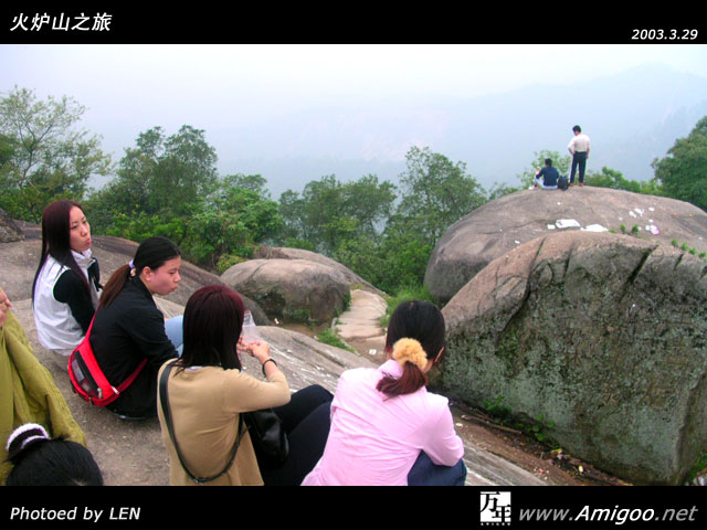 到达第二景点，大家累了，忍不住爬上了大石小休一会儿。旅途中带上MM就是好啊，零食特别多～～美！！