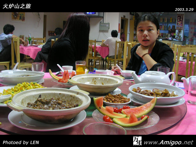 下山了，大家的肚虫已经在开叫了，看看今天的花费很少，忍不住FB了一顿，不过也很便宜，八菜没汤外加两支大炮先113大元，美啊！
