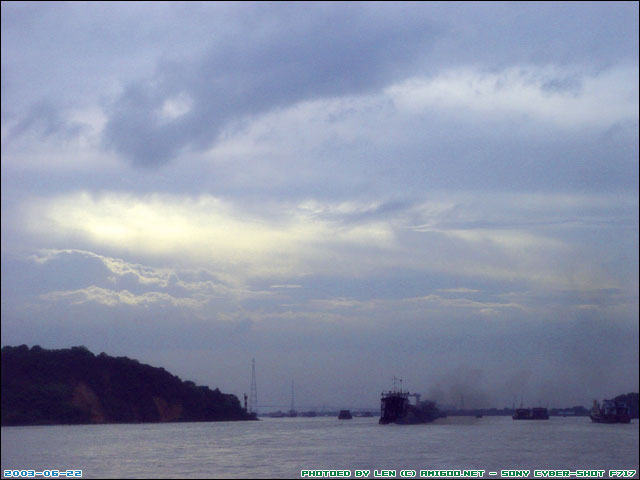 嘿嘿，这是回程时拍的，用了数码放大端，噪声大了点了。