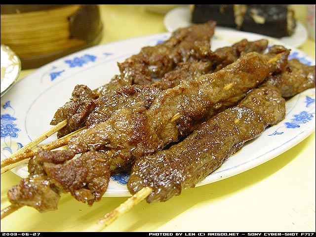 花生汤店中还有其他的点心,我们为了填饱一下五脏庙,也随手点了几份。这是牛肉串~~