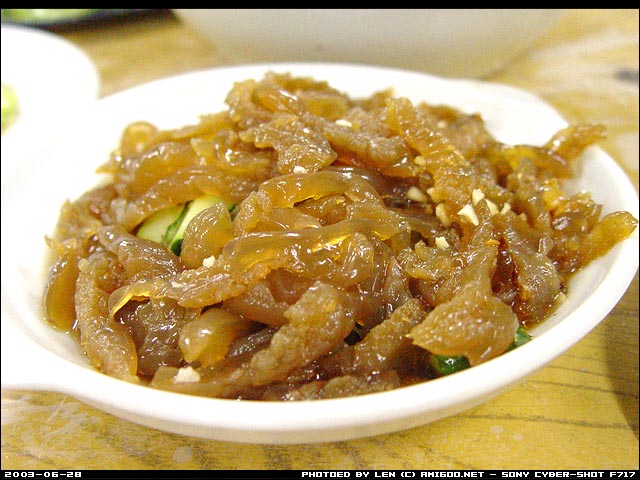 来到公园煎蟹三楼,下了菜单,首先上来的就是传说中的土笋冻